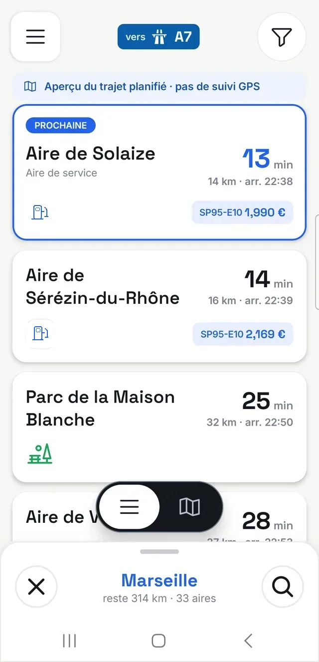 La liste des aires du trajet, la prochaine en tête, avec les prix et les heures d'arrivée