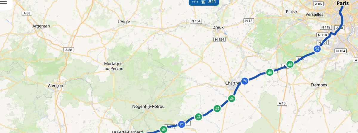 Un trajet Le Mans-Paris affiché sur la carte, avec ses quinze aires